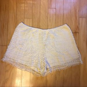 🦄 Lovely white cream crochet lace shorts